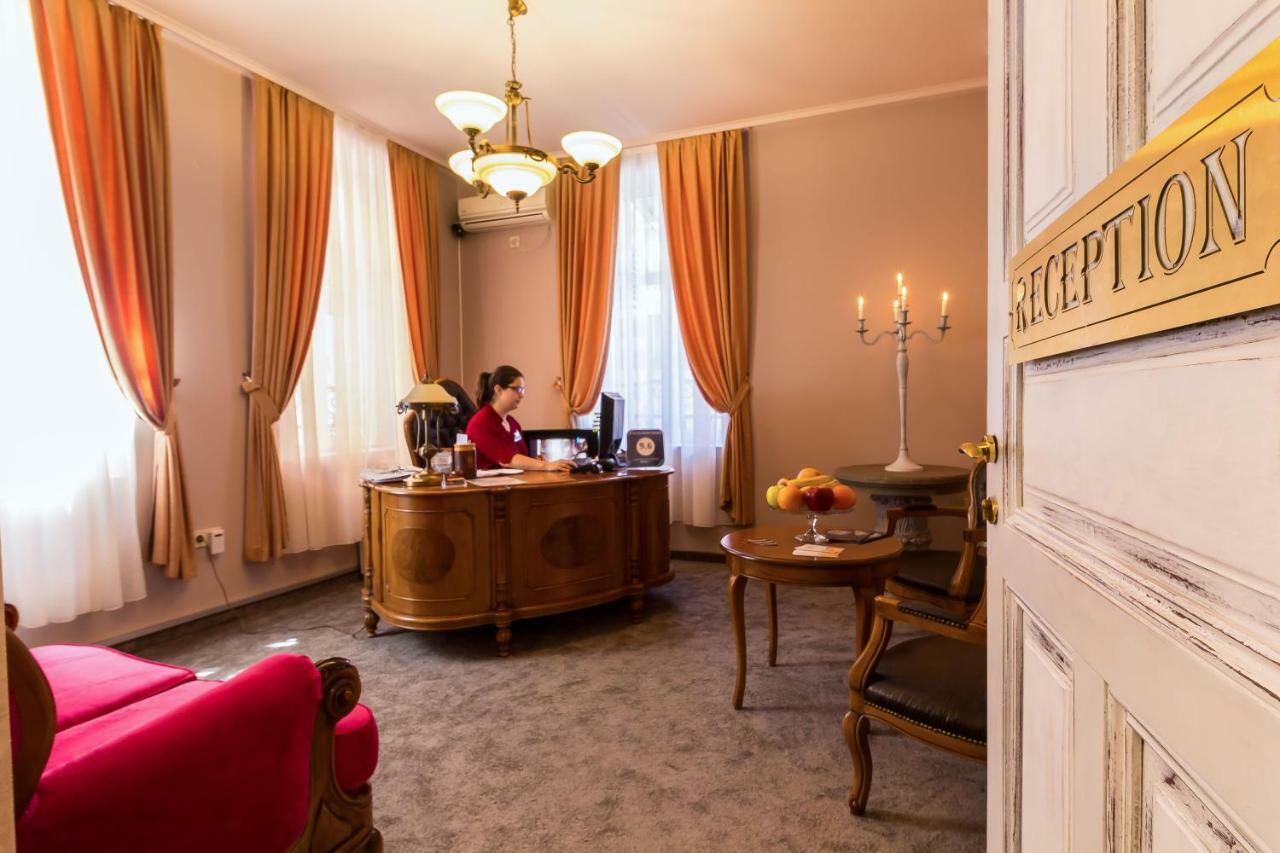 8 1/2 Art Guest House プロヴディフ エクステリア 写真